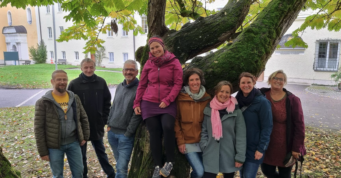 Das Team des Betreuten Einzelwohnens vor einem großen bemoosten Baum